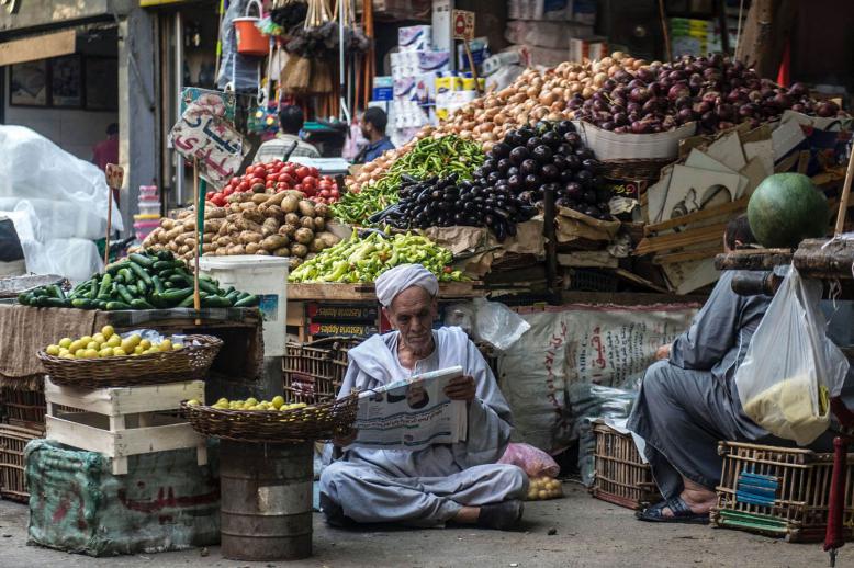 مصري يقرأ صحيفة في القاهرة