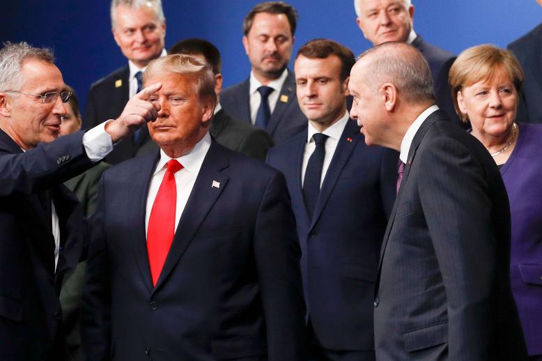 الرئيس التركي رجب طيب اردوغان وعدد من كبار المسؤولين والسياسيين خلال صلاة الجمعة بايا صوفيا