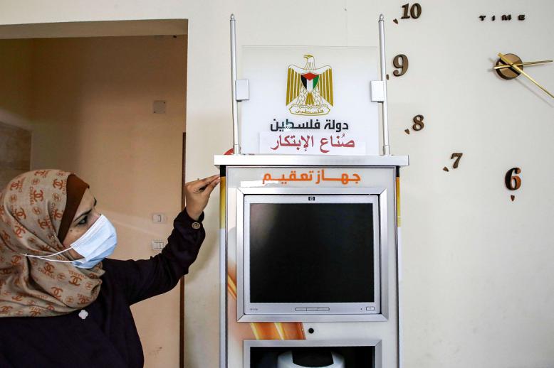هبة الهندي تقف عن جهاز التعقيم الذي ابتكرته