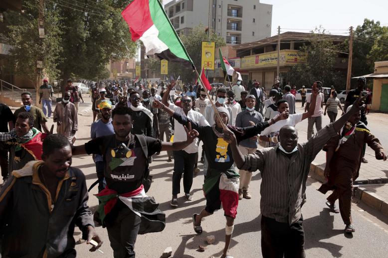  الإمارات تحتفظ بحقها في الردّ على اعتداء حوثي المستشار الدبلوماسي لرئيس الإمارات يؤكد أن "عبث الميليشيات الإرهابية (الحوثية) باستقرار المنطقة أضعف من أن يؤثر في مسيرة الأمن والأمان" التي تعيشها الإمارات. الاثنين 2022/01/17 مقتل ثلاثة أشخاص وإصابة ستة آخر Sudan%20%282%29_0
