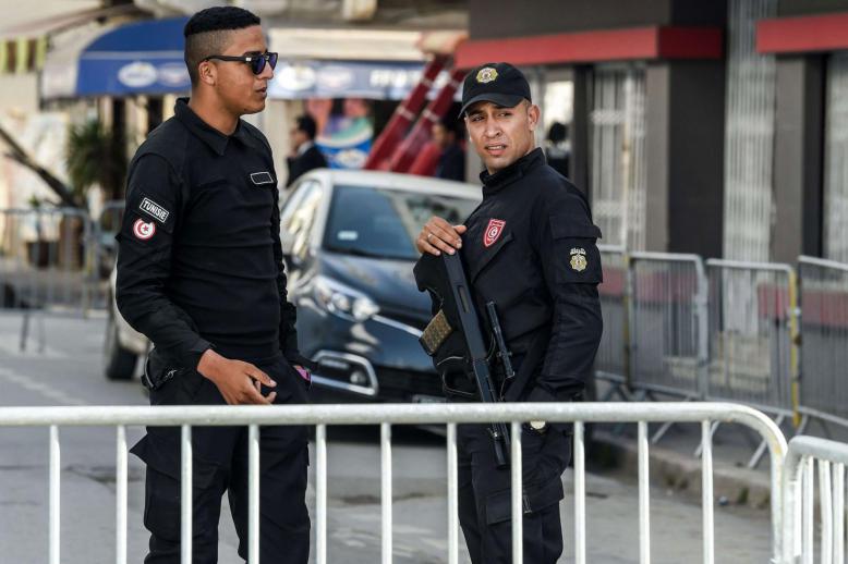 حواجز في شارع الحبيب بورقيبة لمنع التظاهرات