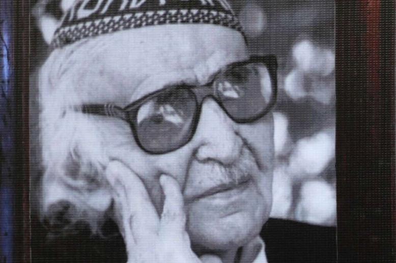 ولد الجواهري في النجف عام 1899، وتخصص في الدراسات الإسلامية قبل أن يصبح شاعرا وكاتبا وصحفيا.