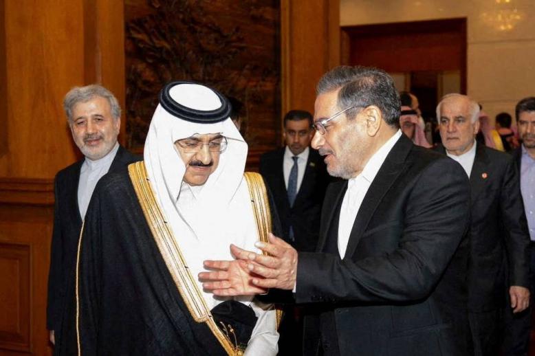 مستشار الأمن القومي السعودي مساعد العيبان وأمين سر مجلس الأمن القومي الإيراني الادميرال علي شمخاني في لقاء بكين