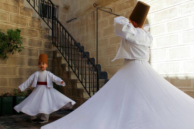 صوفي سوري يدرب ابنه
