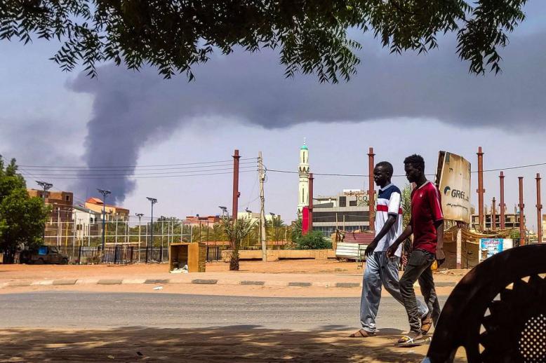 سودانيون يتجولون في الخرطوم على وقع الاشتباكات
