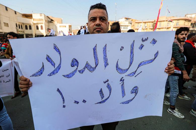 أزمة الدينار تعمّق متاعب العراقيين