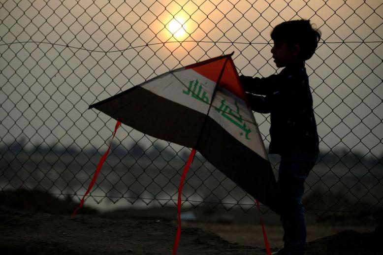 طفل عراقي يلعب بطائرة ورقية