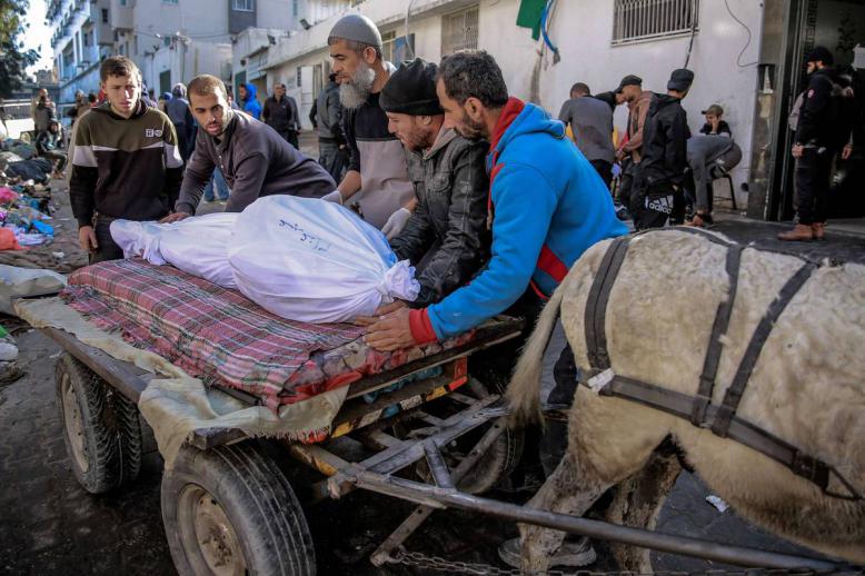 فلسطينيون يحملون قريبا قتل في القصف الإسرائيلي على غزة