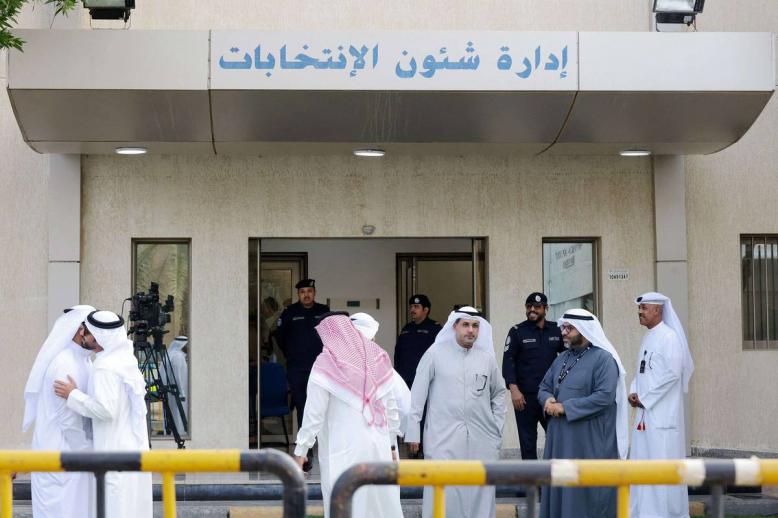 مرشحون يسجلون في الانتخابات في الكويت