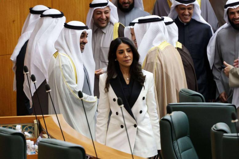 وزيرة البلديات نورة المشعان في جلسة للبرلمان الكويتي قبل حله