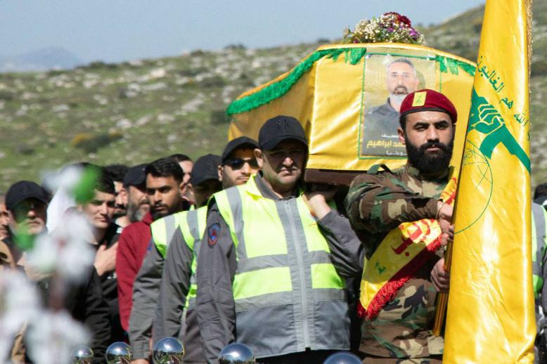 ناشطون من حزب الله يشيعون مقاتلا قتل في قصف إسرائيلي في جنوب لبنان