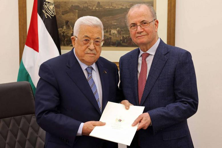 الرئيس الفلسطيني محمود عباس يسلم رسالة التكليف لرئيس الوزراء الجديد محمد مصطفى