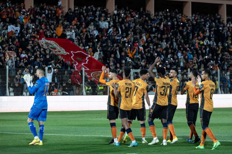 فريق نهضة بركان يحيي جماهيره وفريق اتحاد العاصمة لم ينزل الى أرضية الملعب