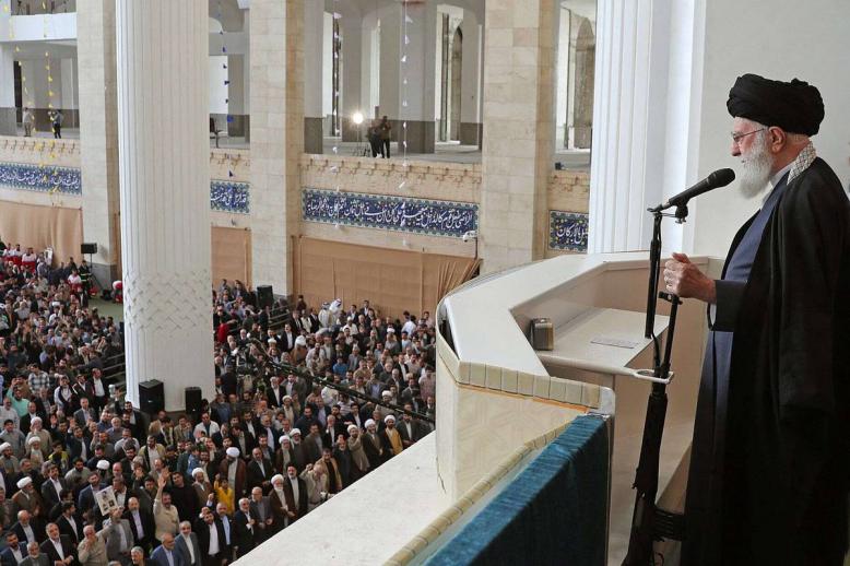 المرشد الإيراني الأعلى علي خامنئي يلقي خطبة العيد في طهران
