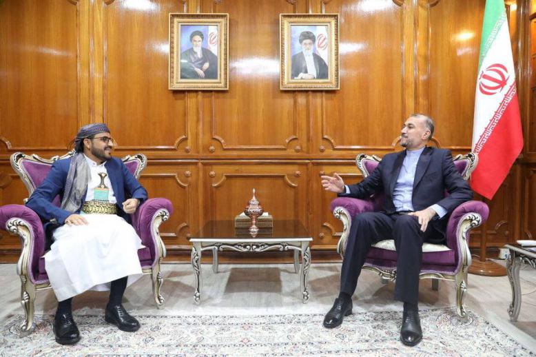 وزير الخارجية الإيراني حسين أمير عبداللهيان يلتقي المندوب الحوثي محمد عبدالسلام في سفارة إيران في مسقط