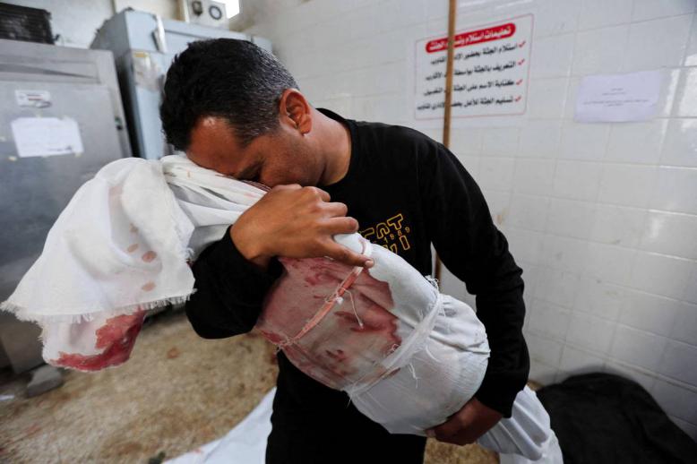 فلسطيني يستلم جثمان ابنه من مشرحة غزة