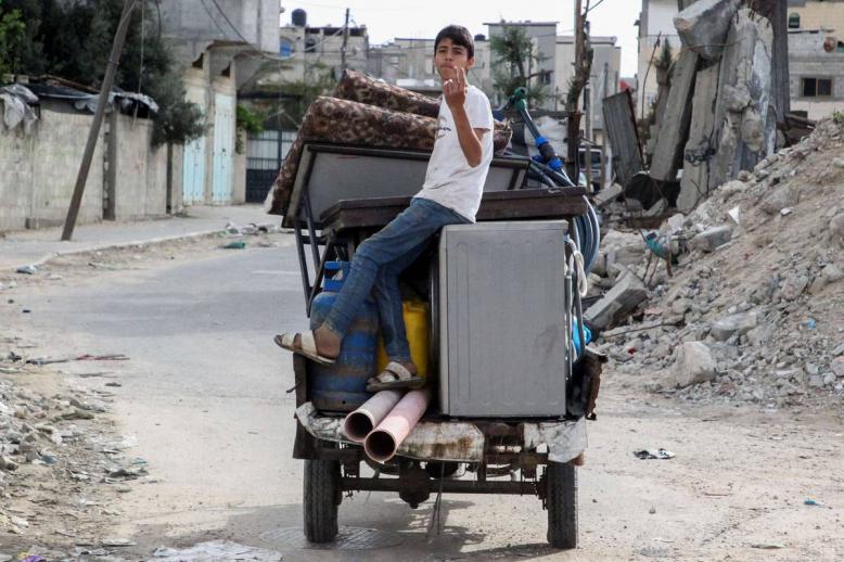 طفل فلسطيني على عربة تغادر رفح
