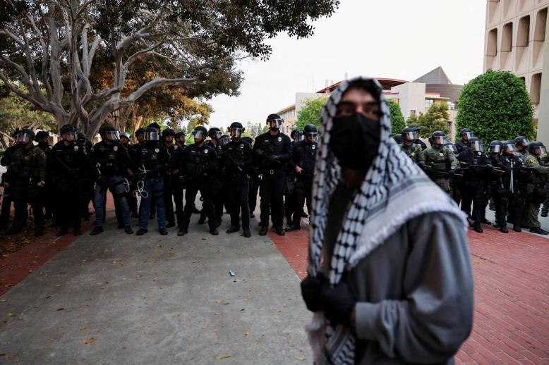متظاهر ضد الحرب في غزة في حرم جامعة كاليفورنيا - ايرفين