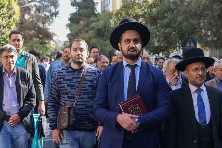 السلطات الإيرانية تكافئ يهودها على أدوارهم الدعائية من خلال منحهم شعورًا بأهميتهم