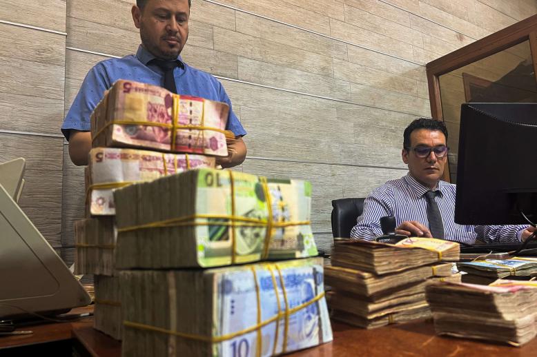 نقود مزيفة في خضم أزمات التضخم والانقسام المالي
