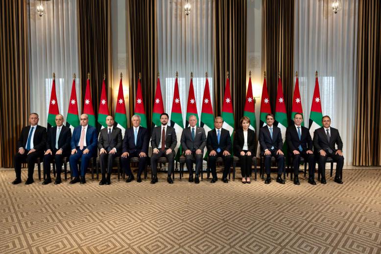 عشرة وزراء جدد ينضمون إلى حكومة جعفر حسّان 