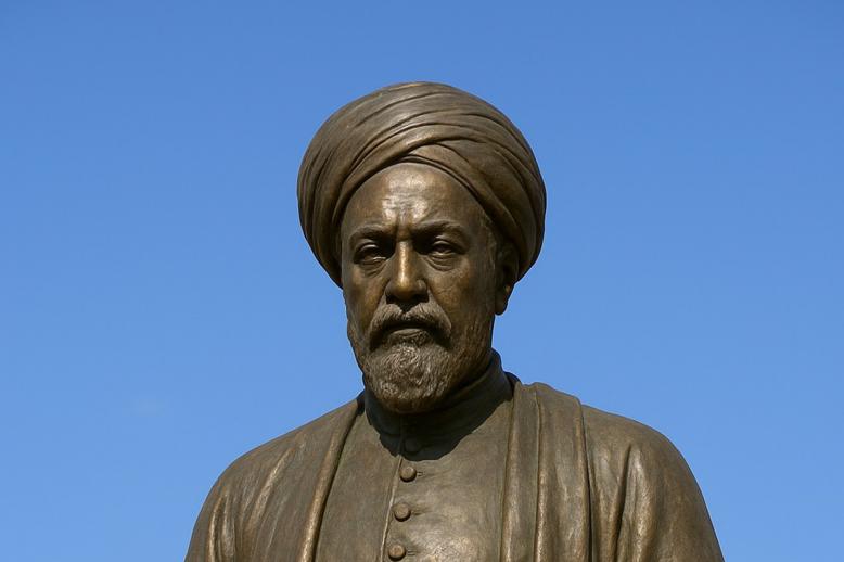 نصنع لرواد الفكر تماثيل ذهبية بعد رحيلهم