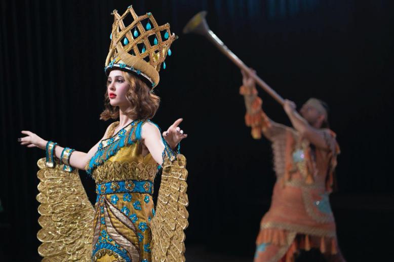 نسج خيوط الماضي بالحاضر