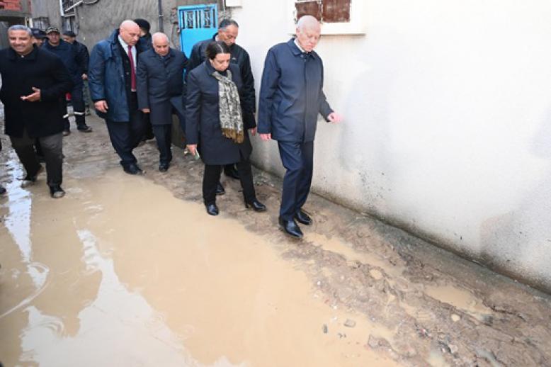 قيس سعيد يعاين بنفسه الأضرار الناجمة عن السيول في الأحياء الشعبية