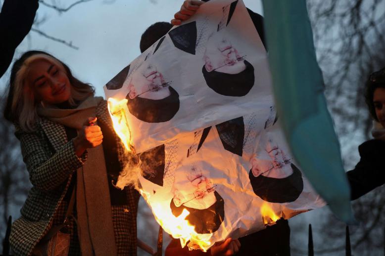 ثورة الريال تتحول الى كابوس للنظام الإيراني 