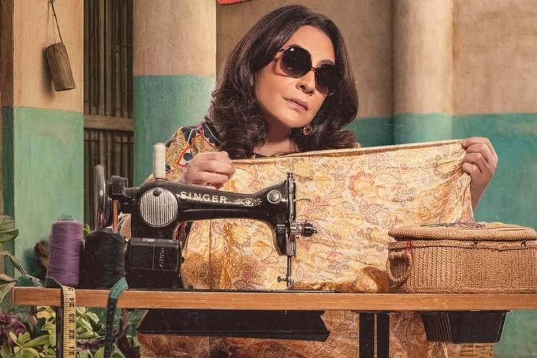 شخصيات نسائية تتحرك في مساحات رمادية