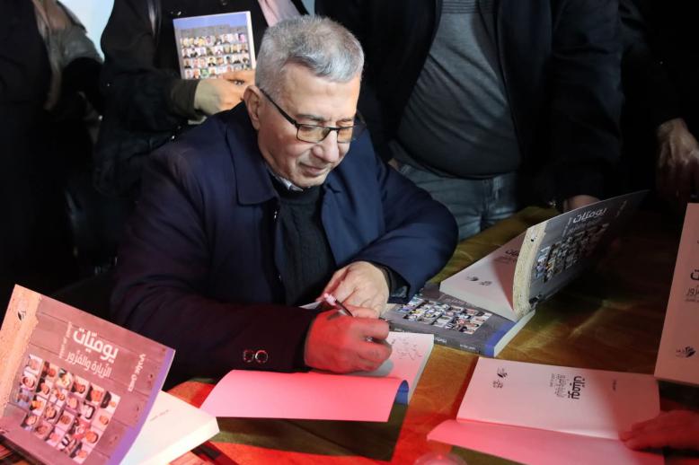  عبادي يوقع كتابه في مخيم بلاطة