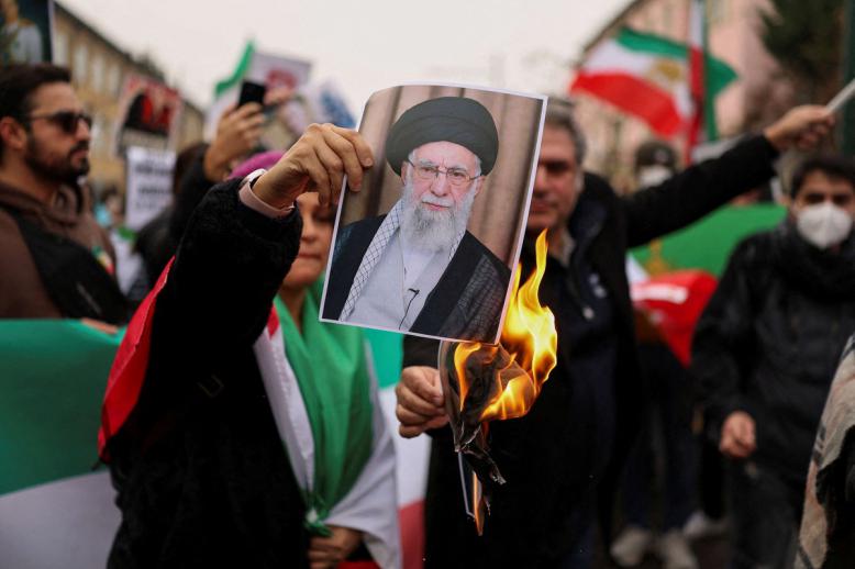 النظام الايراني في مأزق لكنه لايزال صامدا