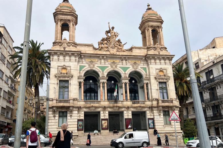 المشهد اليوم سيريالي بامتياز