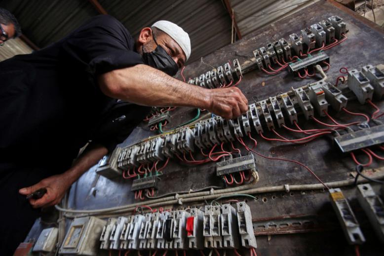 العراقيون يدفعون ثمن تهالك البنية التحتية الكهربائية  
