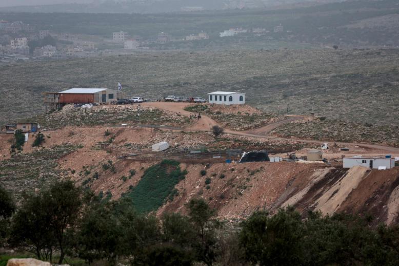 سرقة الأراضي في الضفة تتم بدعم من الحكومة وخاصة وزير المالية