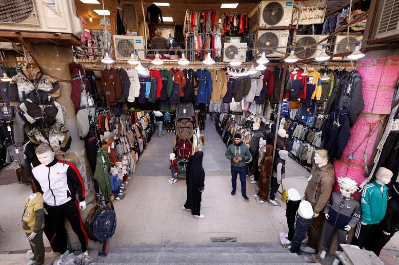 التجار يواجهون ضغوطاً مالية متزايدة نتيجة ارتفاع التعرفة الكمركية 