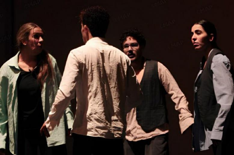 لقطة من مسرحية 'هم'