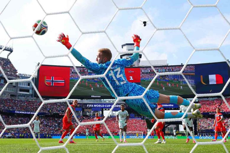France secure top spot in Group I