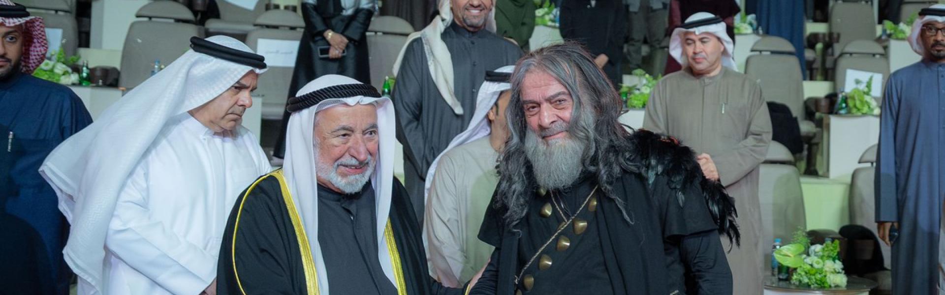 حاكم الشارقة يلتقي بفريق العمل المسرحي من ممثلين ومؤدين وفنيين