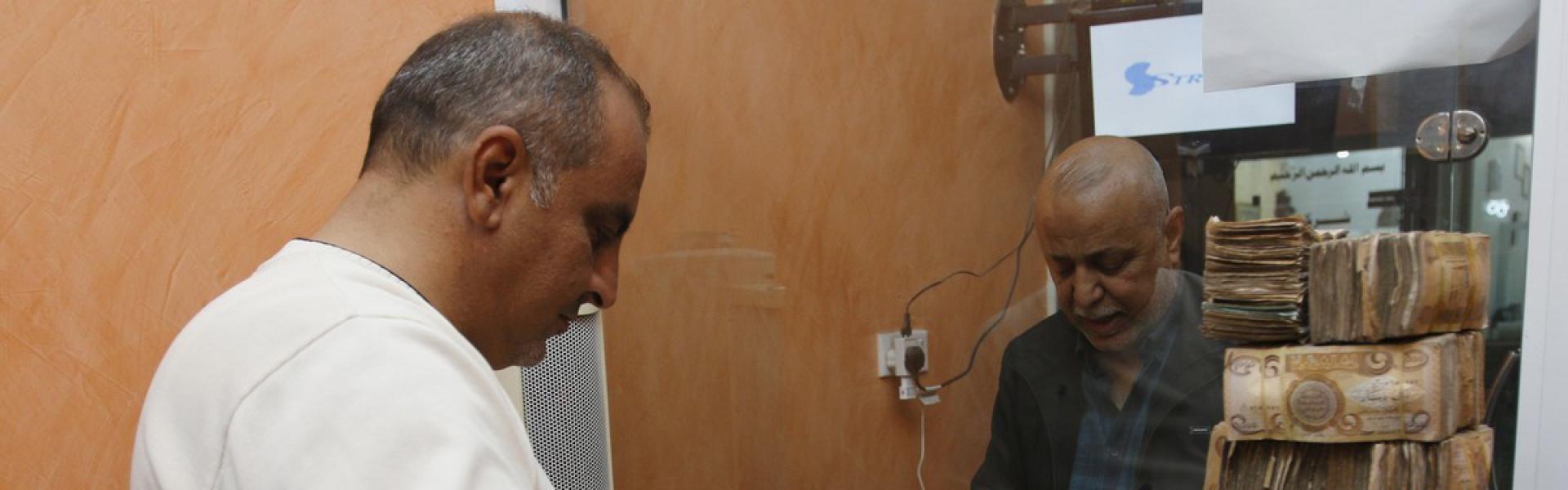 التركيز على دراسة التحديات البنيوية التي تعاني منها المصارف الحكومية والخاصة في العراق