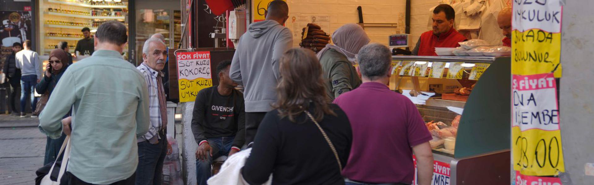 الأتراك يرزحون تحت وطأة التضخم 