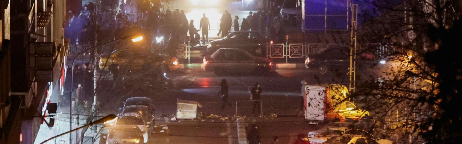 طهران تصم آذانها وتلقي باللوم على الخارج