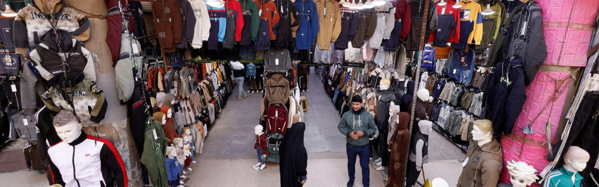 التجار يواجهون ضغوطاً مالية متزايدة نتيجة ارتفاع التعرفة الكمركية 