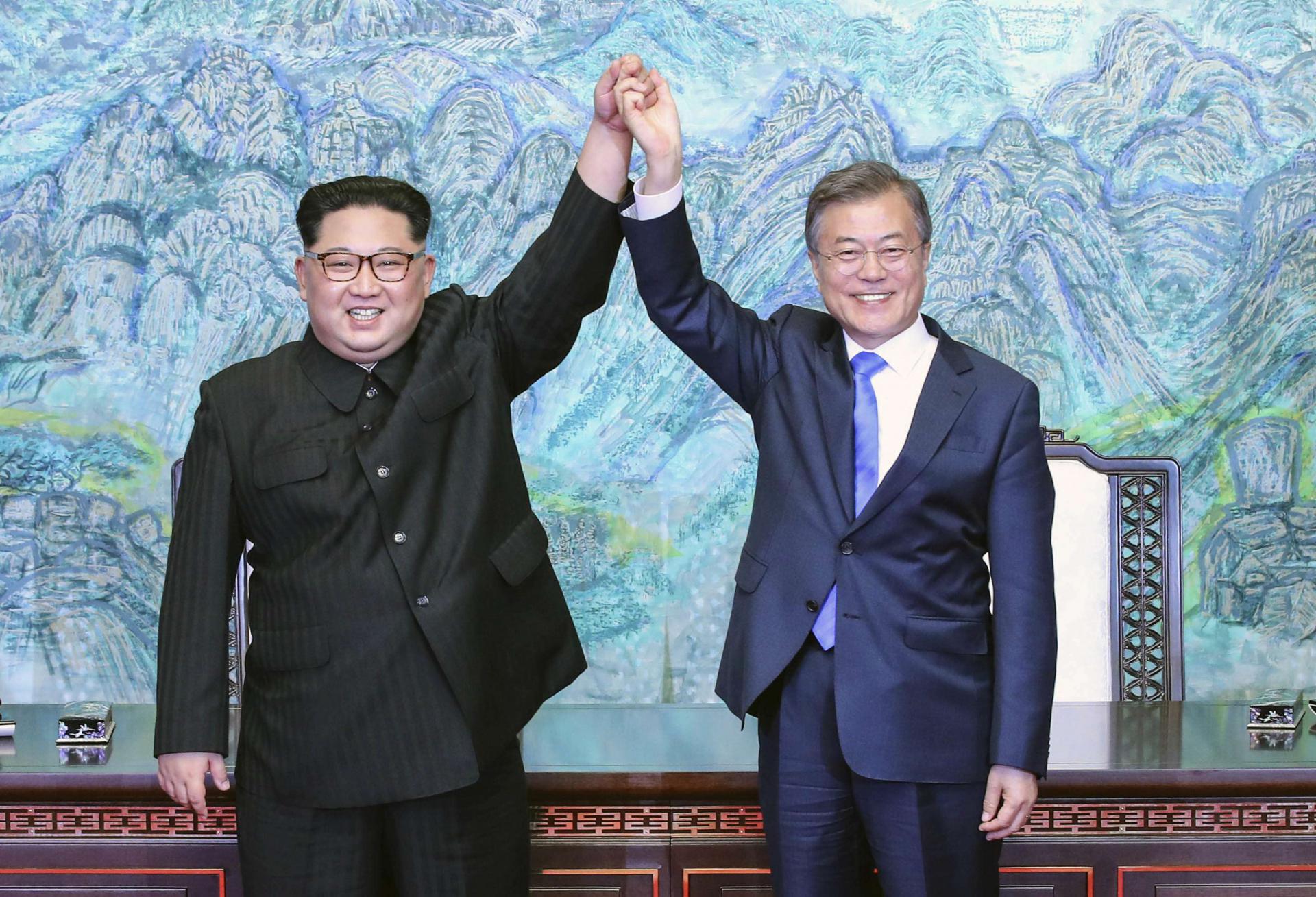 رؤساء الكوريتين يتصافحان