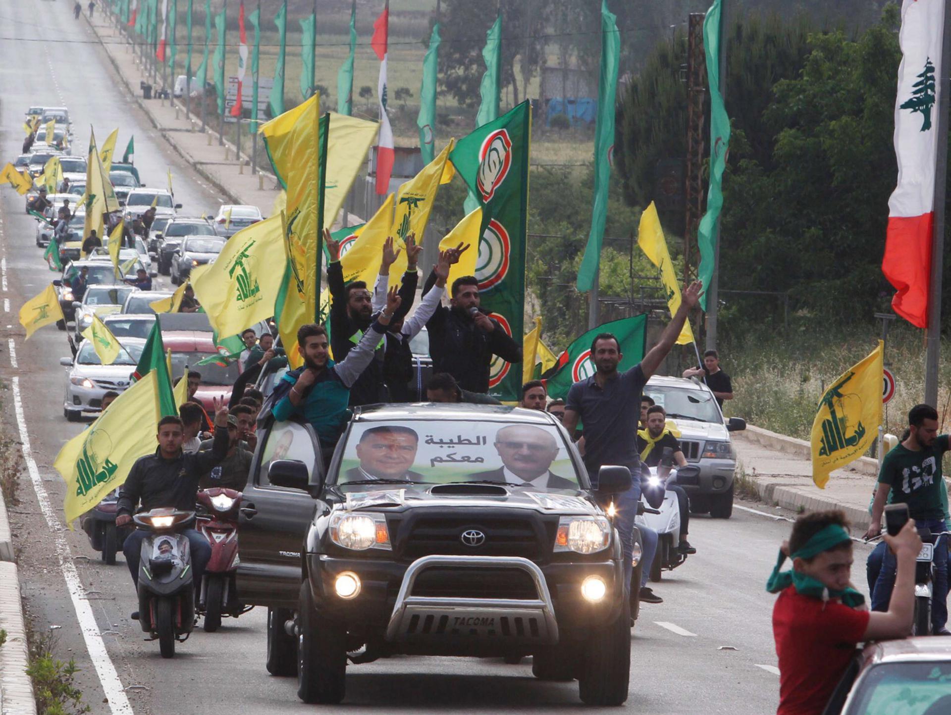 أنصار حزب الله يحتفلون بالفوز الانتخابي