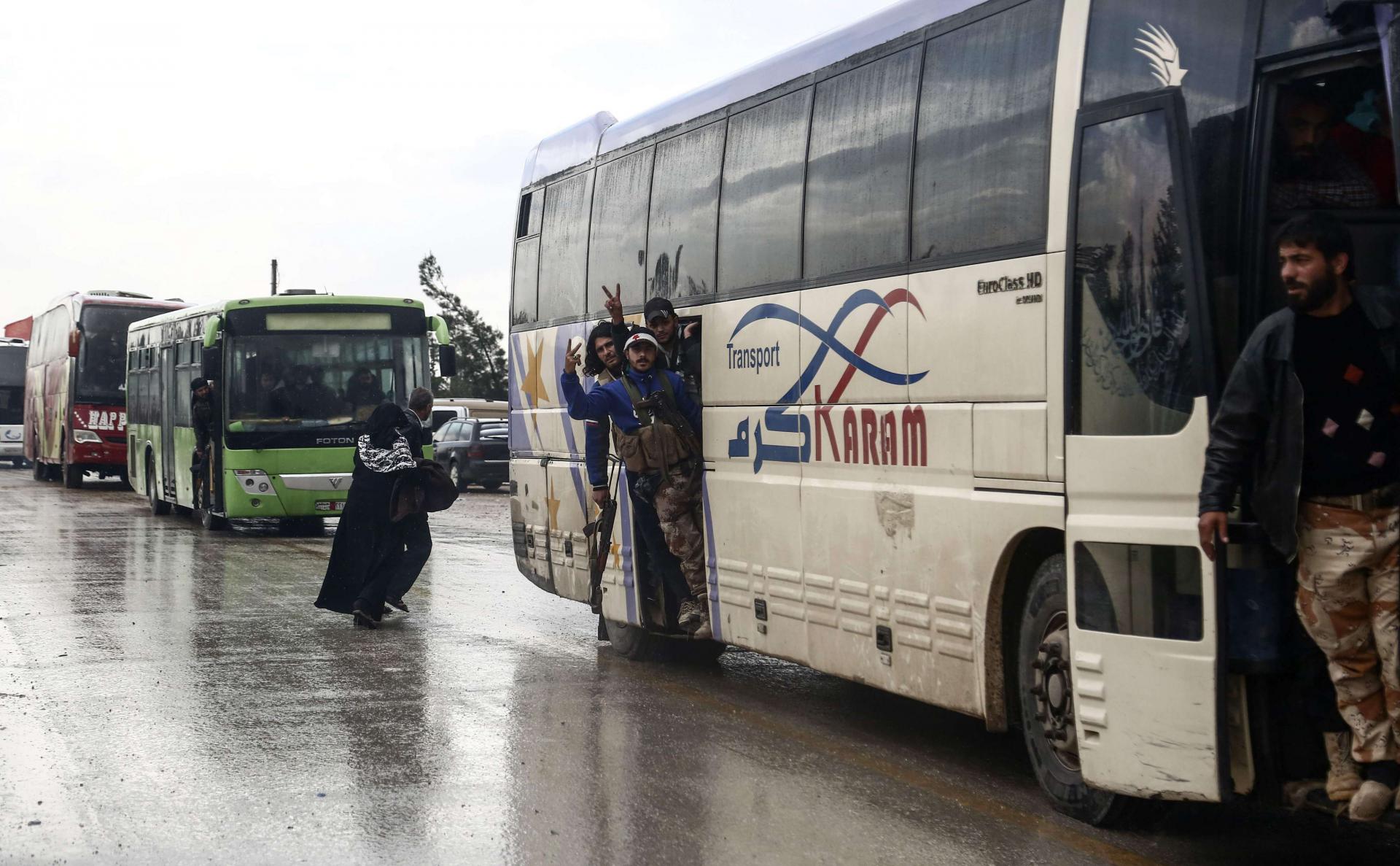 حافلات خروج المقاتلين من حمص