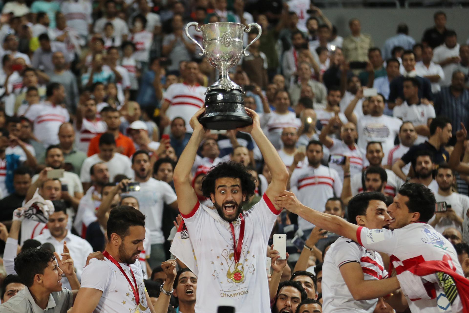 لاعبو الزمالك يرفعون الكأس بفرحة عارمة