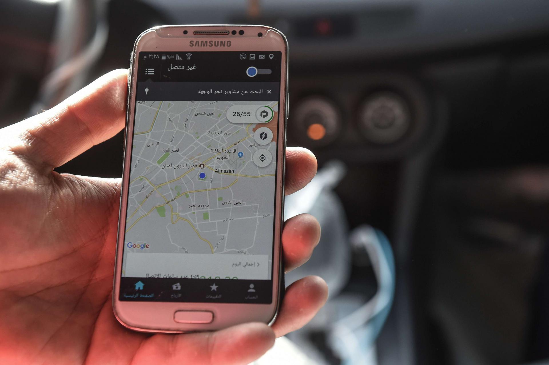 سائق في أوبر يعرض خريطة على هاتفه في العاصمة المصرية القاهرة
