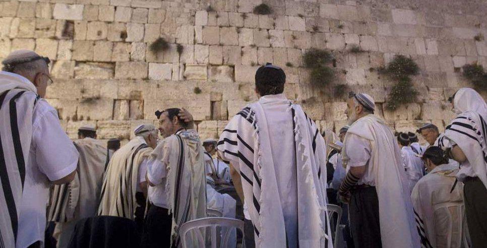 حاخامات أمام حائط المبكى