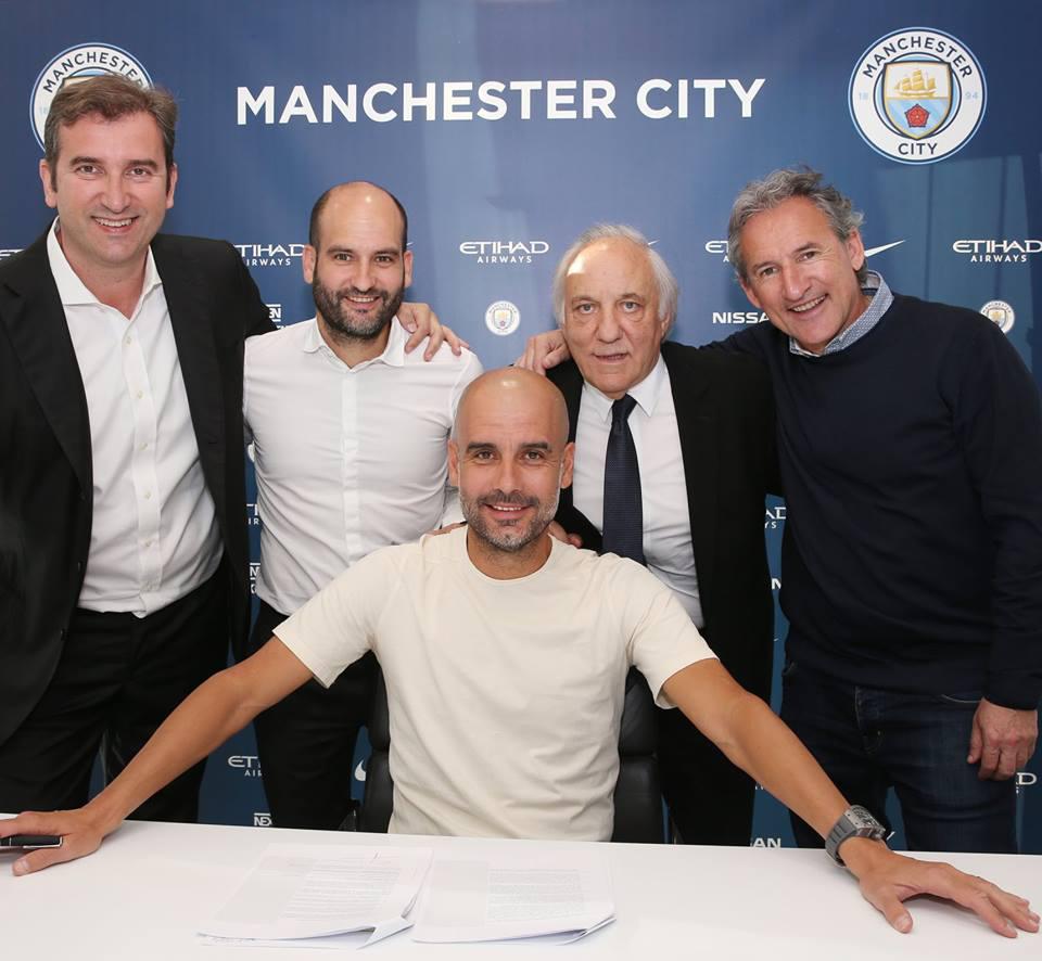 جوسيب غوارديولا اثناء التوقيع على تمديد عقده